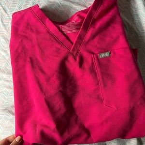FIGS ONE POCKET SCRUB TOP - HOT PINK